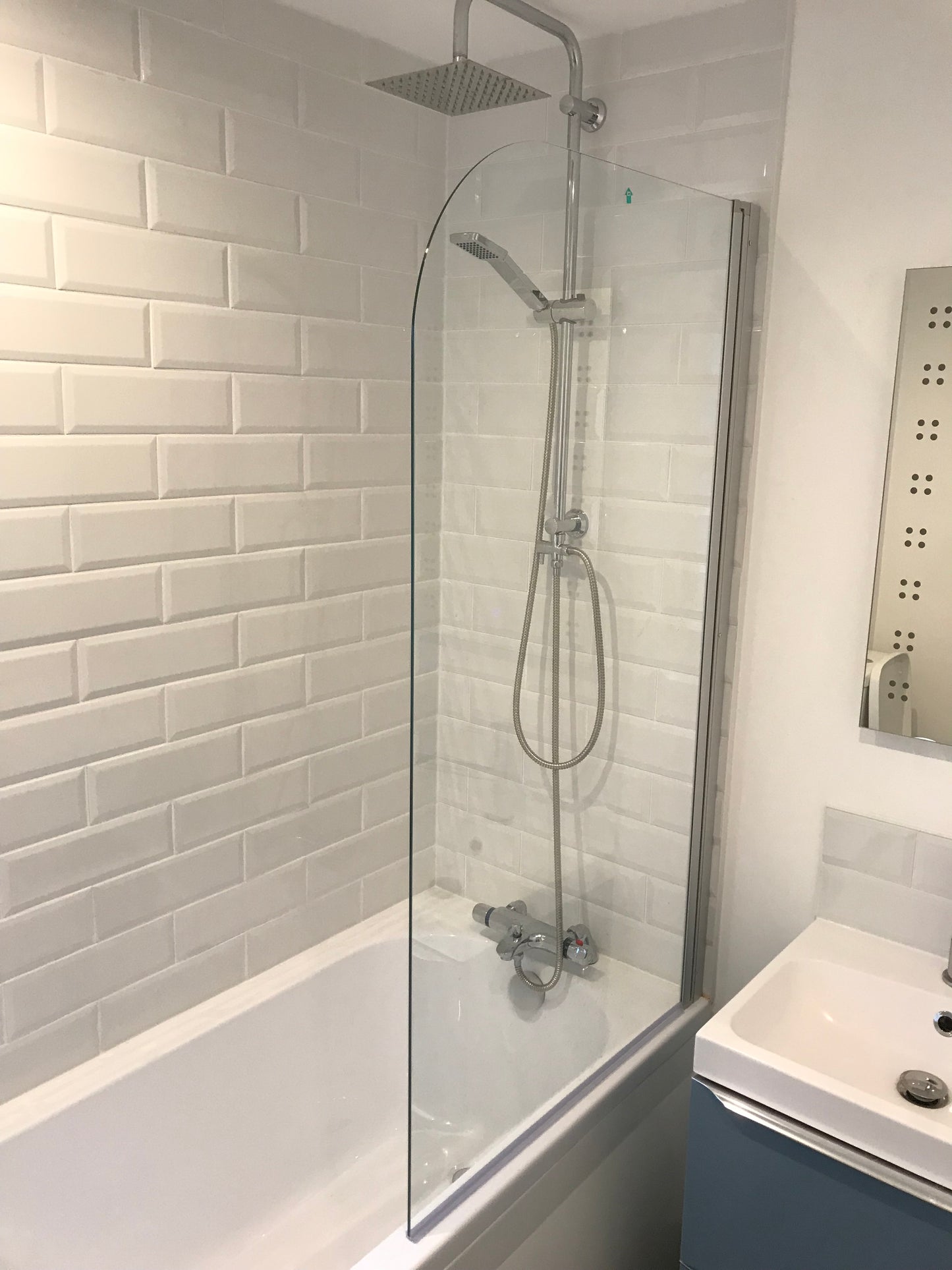 Instalación de mamparas de ducha en el baño