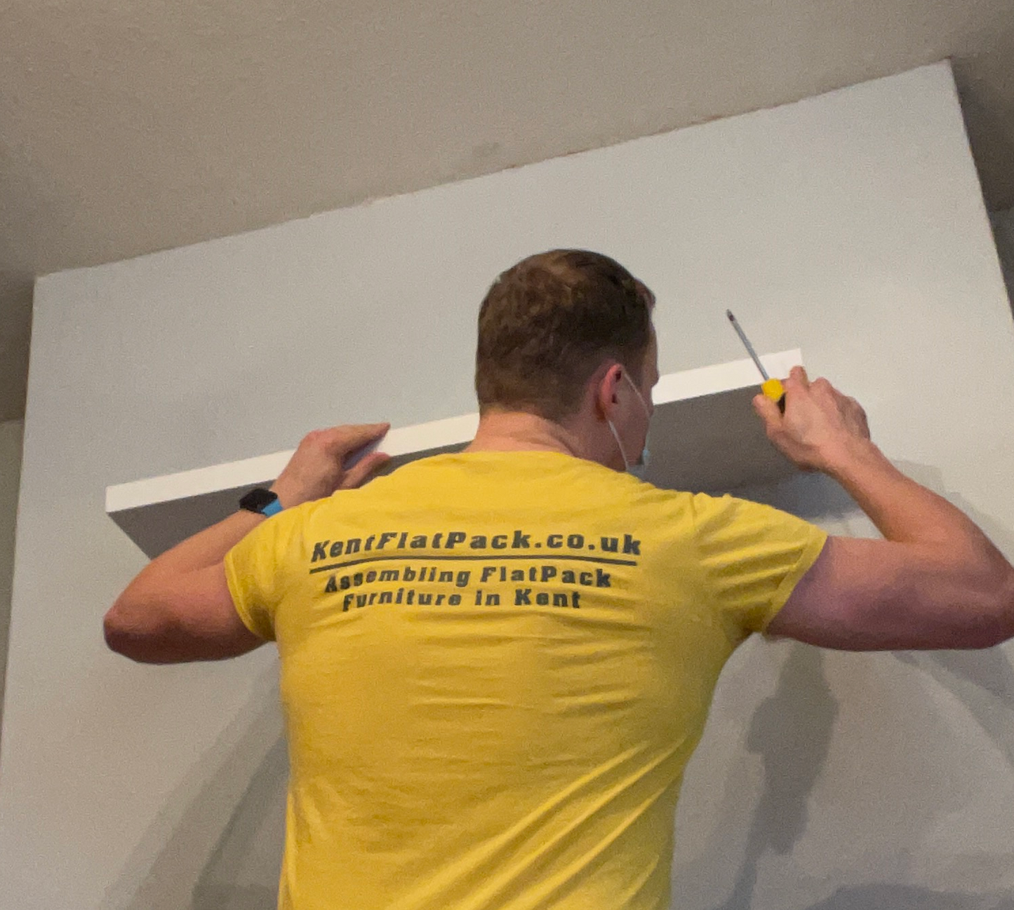 Se adapta a cualquier estante de hasta 100 cm de longitud.