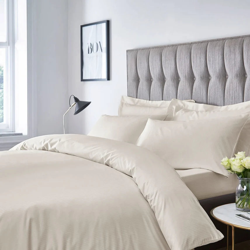 Parure de lit avec housse de couette à rayures en satin crème 300 fils