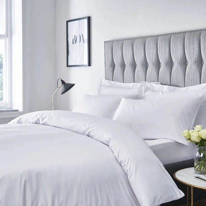 Parure de lit avec housse de couette à rayures en satin crème 300 fils